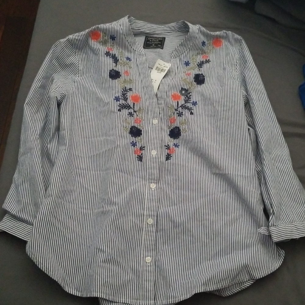 ABERCROMBIE&FITCH floral embroidery button top